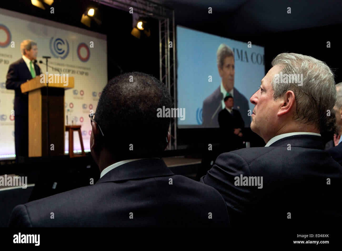 US-Botschafter in Peru Brian Nichols und ehemalige US-Vizepräsident Al Gore hören als US-Außenminister John Kerry befasst sich mit die 20. Tagung der Konferenz der Vertragsparteien der United Nations Framework Convention on Climate Change in Lima, Peru, am 11. Dezember 2014. Stockfoto