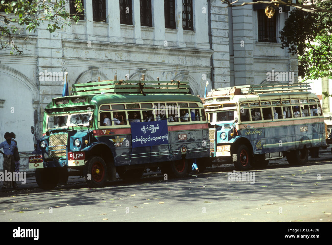 Busse in Rangoon, Birma (Myanmar) im Jahr 1986. Stockfoto