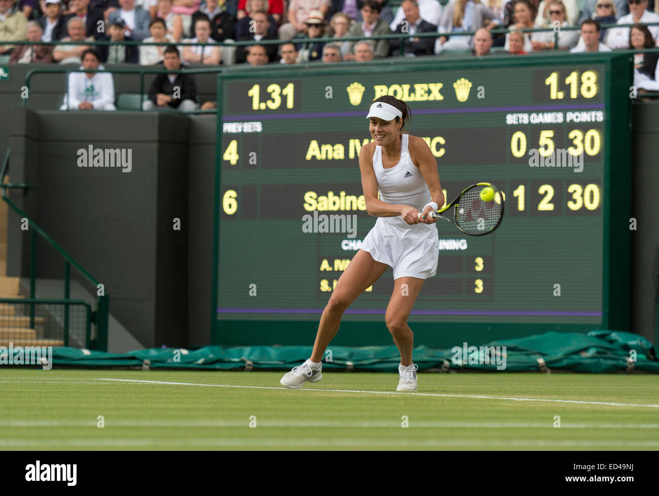 30.06.2014. die Wimbledon Tennis Championships 2014 statt in The All England Lawn Tennis and Croquet Club, London, England, UK. Ana Ivanovic (SRB) [11] (dunkle Haare) V Sabine Lisicki (GER) [19] (Blonde Haare) auf Platz Nr. 1. Stockfoto