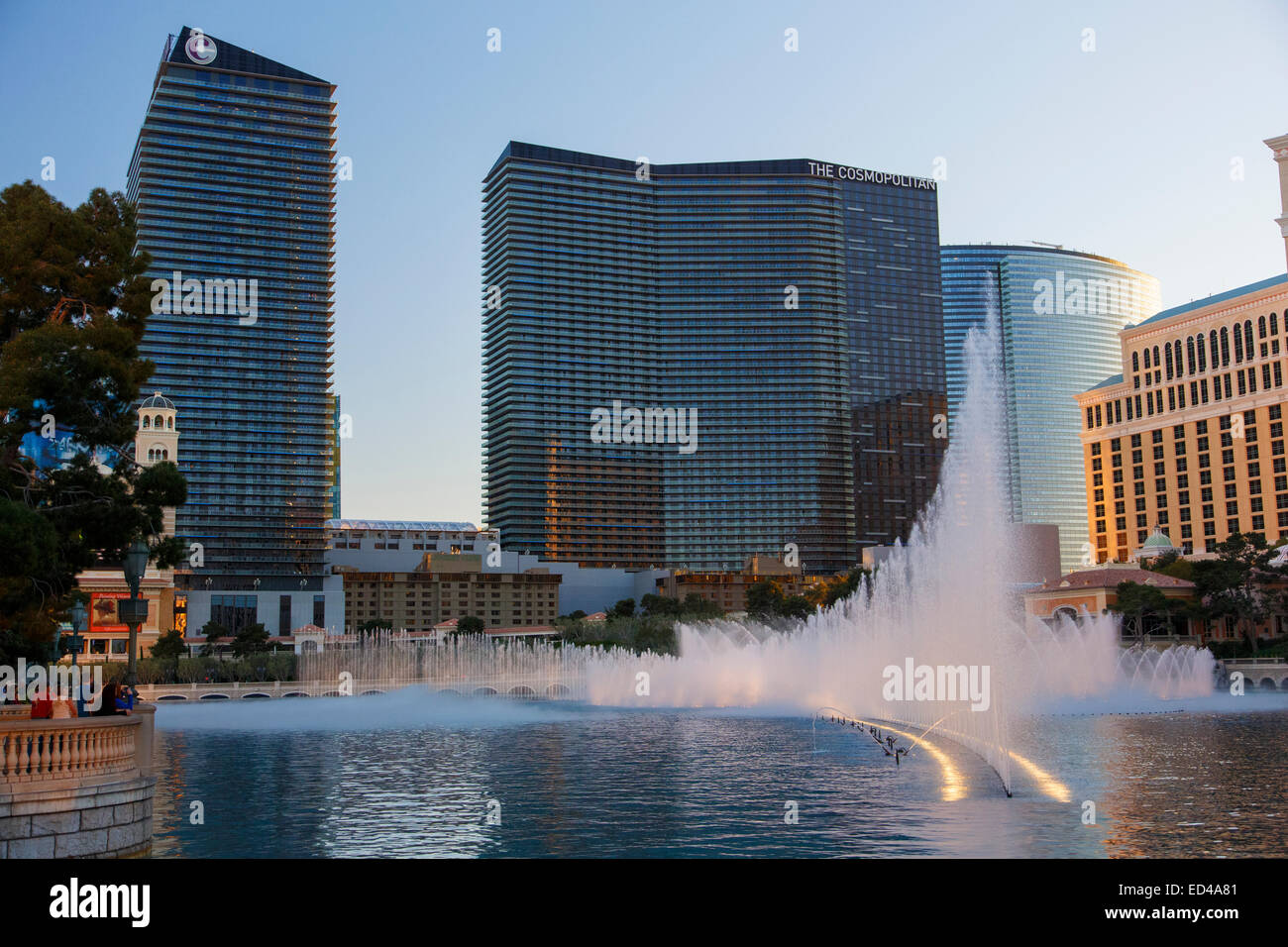 Die Bellagio Fontänen und The Cosmopolitan of Las Vegas Resort and Casino, Las Vegas, Nevada. Stockfoto