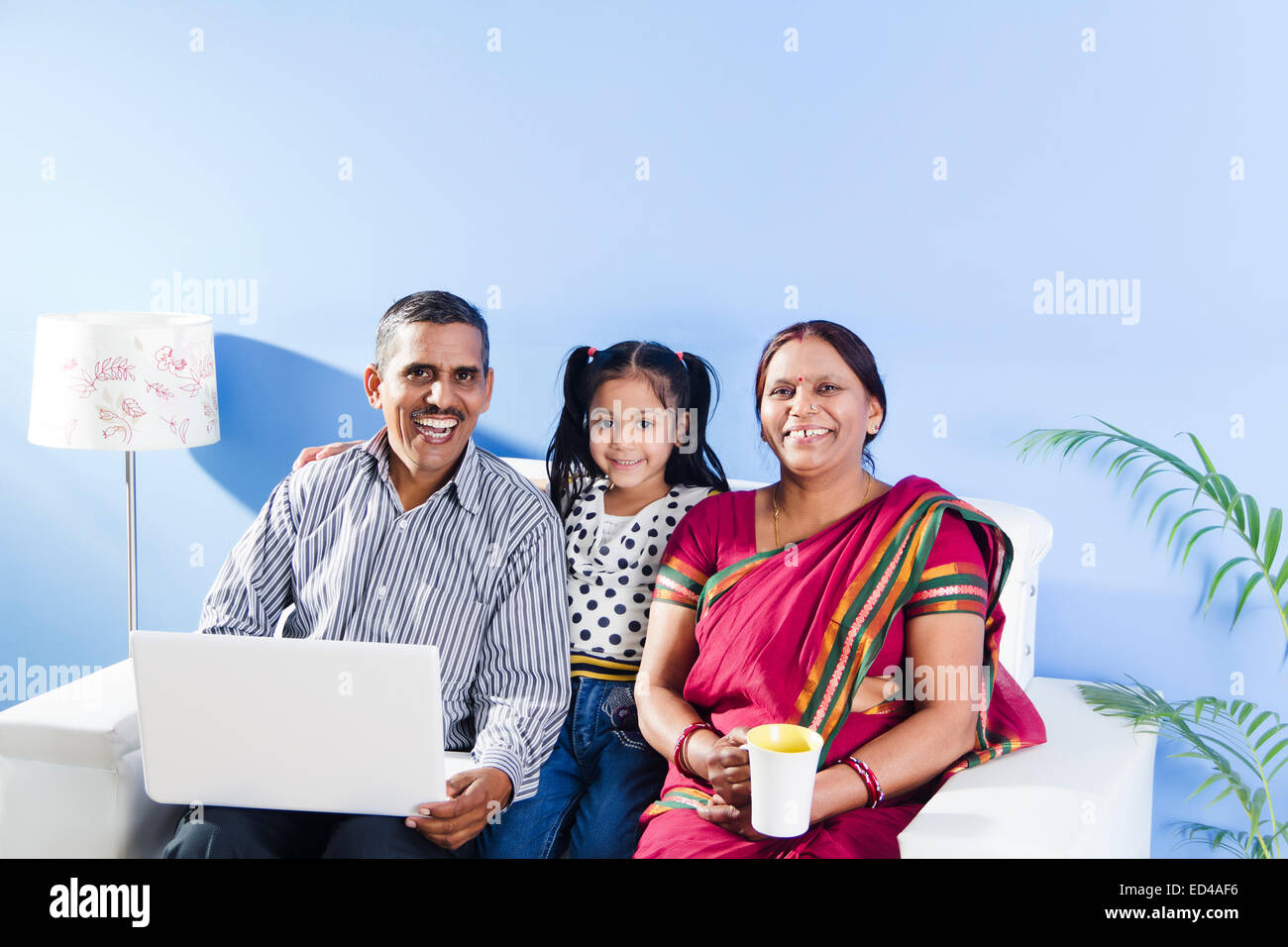 indischer Eltern mit Kind Laptop arbeiten Stockfoto