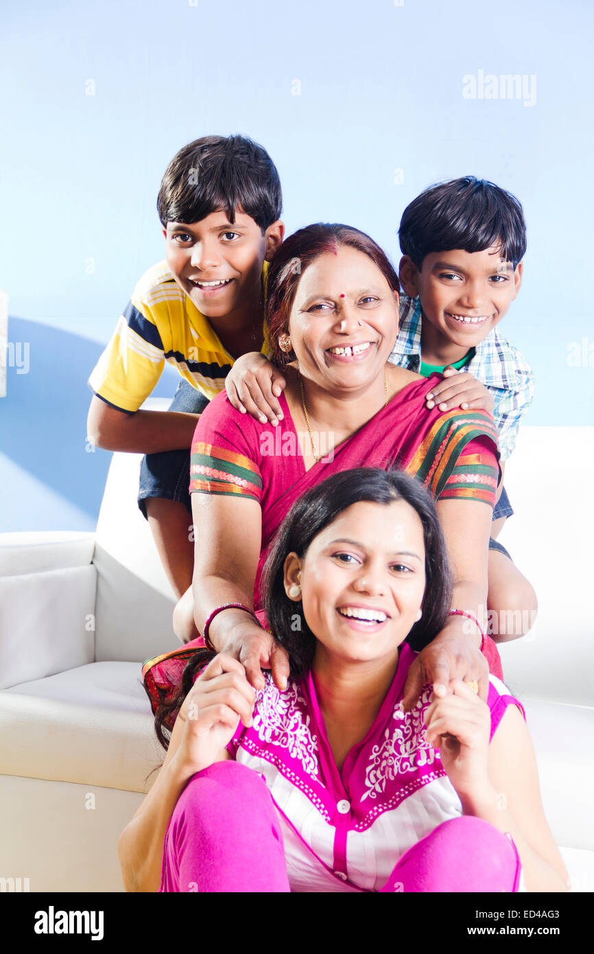 indische Mutter mit Kindern zu Hause Spaß Stockfoto
