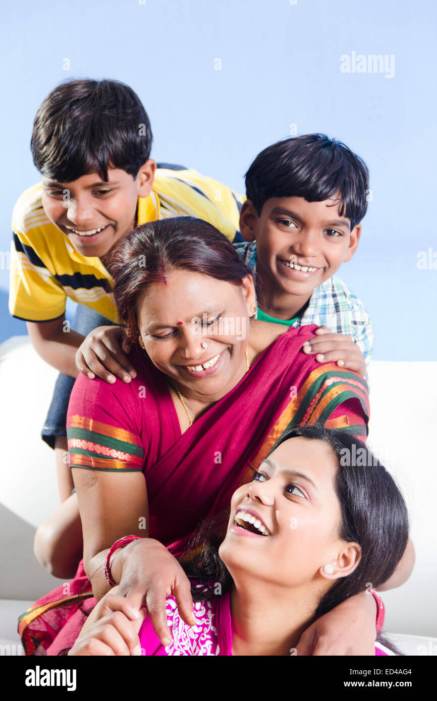 indische Mutter mit Kindern zu Hause Spaß Stockfoto