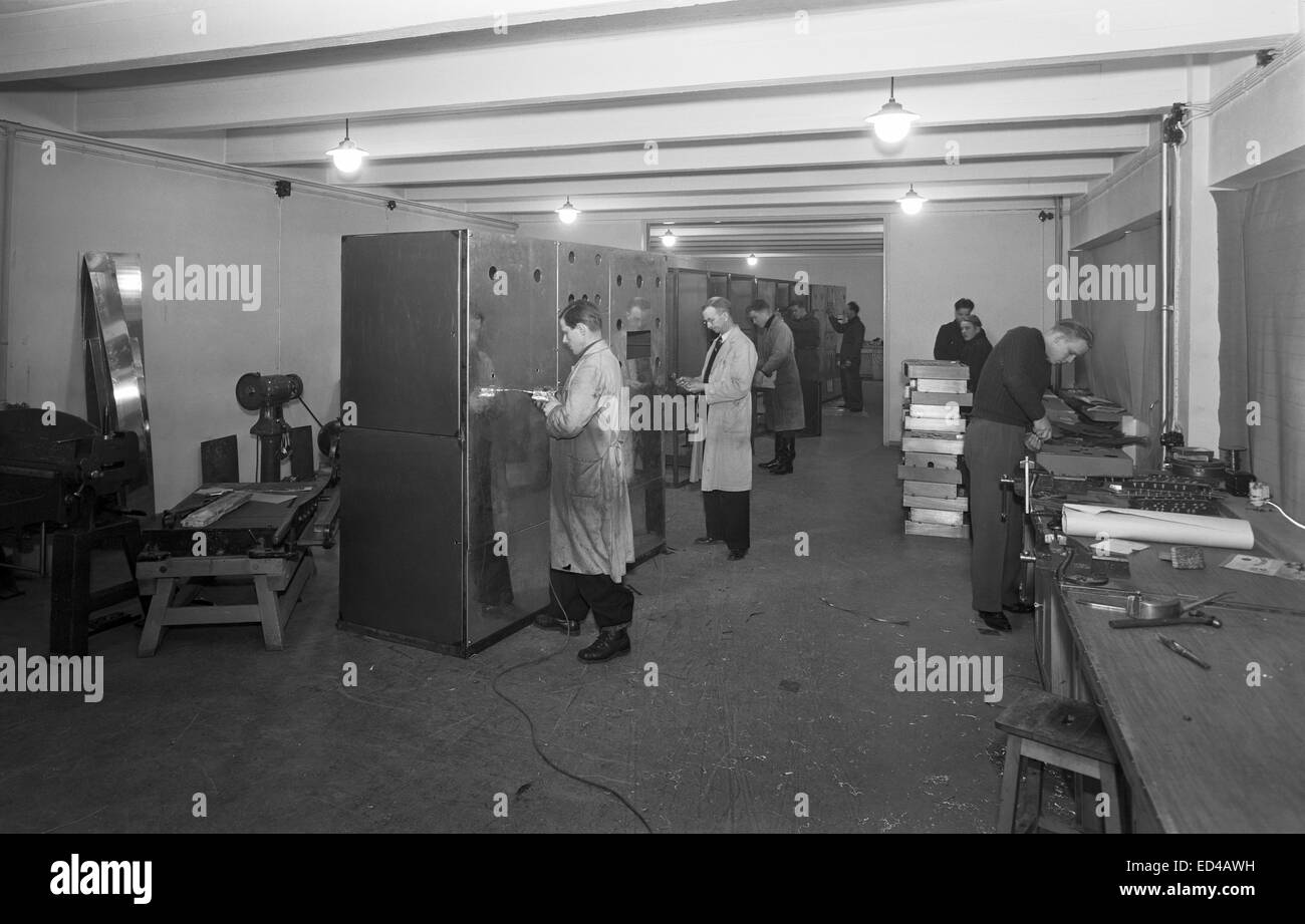 Eine Reihe von 1kW Langwellen-Sender erfolgt in Yleisradio Workshop während des Winterkrieges im Februar 1940. Stockfoto