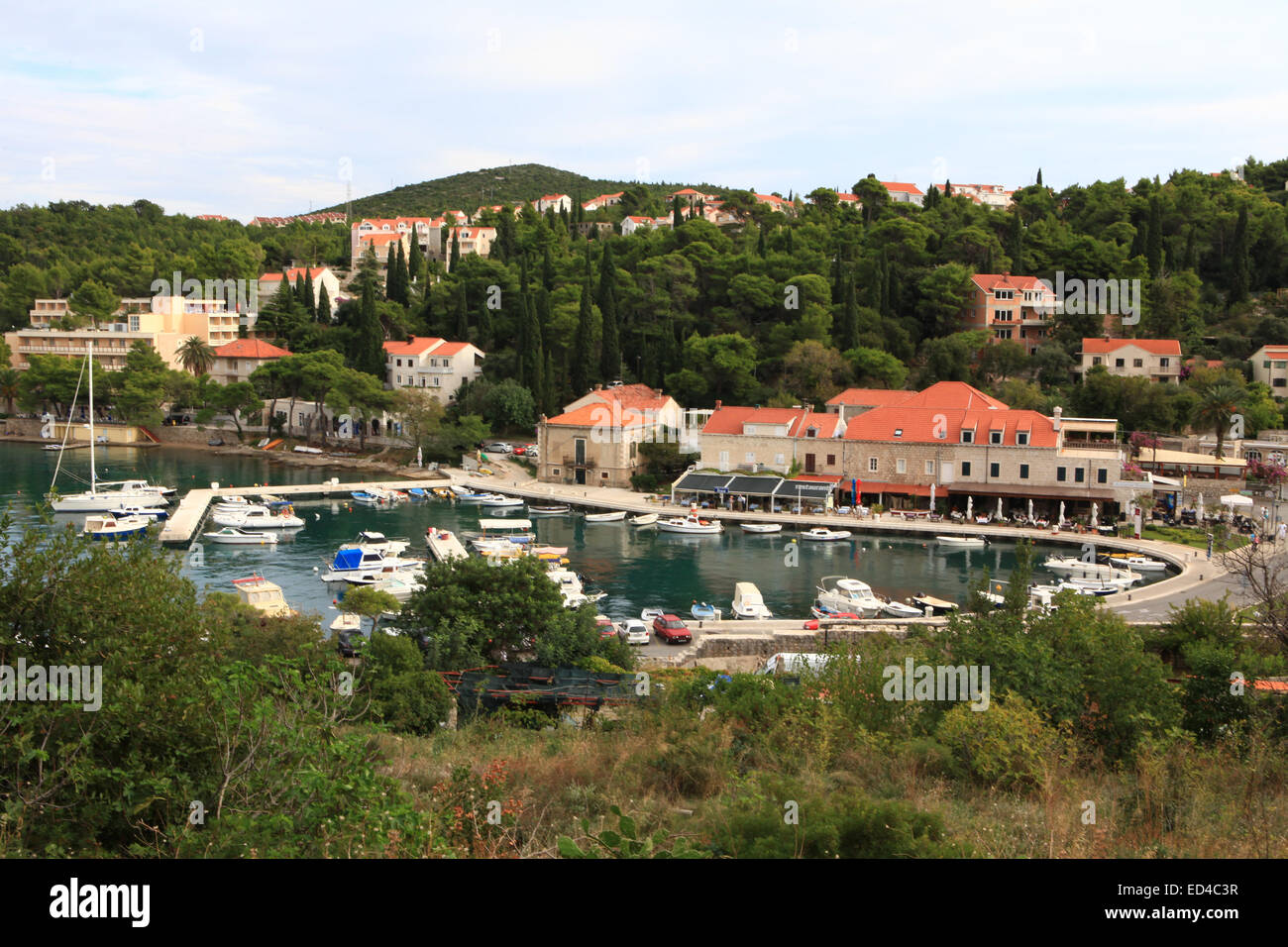 Hafen von Cavtat Kroatien mit Booten im Hafen mit Restauran Yachten im Adriatischen Meer; Mitteleuropa; Südost-Europa; und th Stockfoto