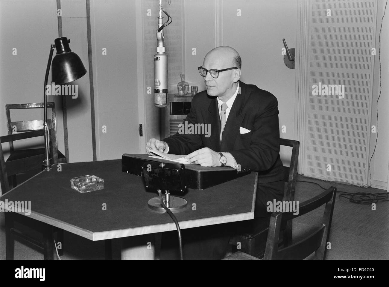 Präsidentschaftskandidat (später Präsident) Urho Kekkonen sprechen im Radio, 1956. Stockfoto