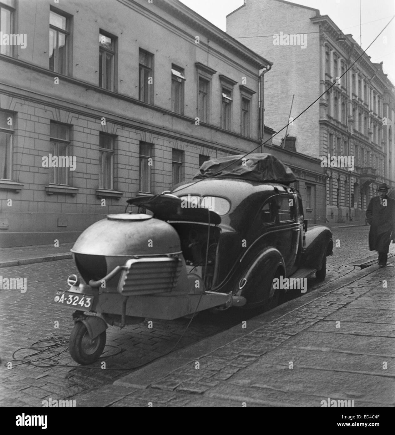 Ein historisches Foto eines Transporters aus den 1940er Jahren, der mit einer Holzgasanlage ausgestattet ist. Diese innovative Technologie wurde während des Zweiten Weltkriegs eingesetzt, als Kraftstoffknappheit den Einsatz alternativer Energiequellen in Fahrzeugen erforderte, einschließlich Fernseh-Transportern. Stockfoto