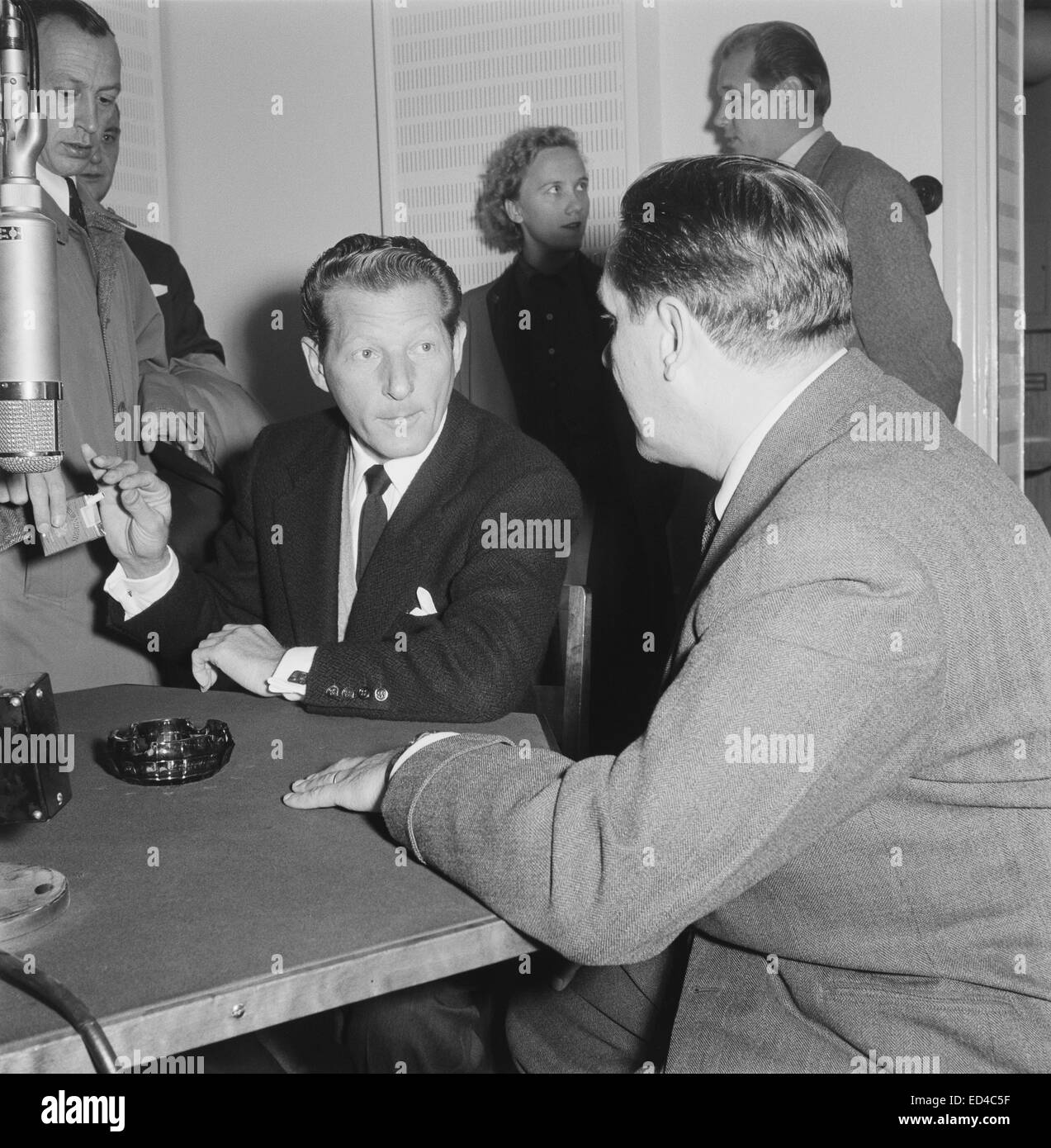 Der amerikanische Schauspieler Danny Kaye für der finnischen Rundfunkgesellschaft 1955 interviewt. Stockfoto
