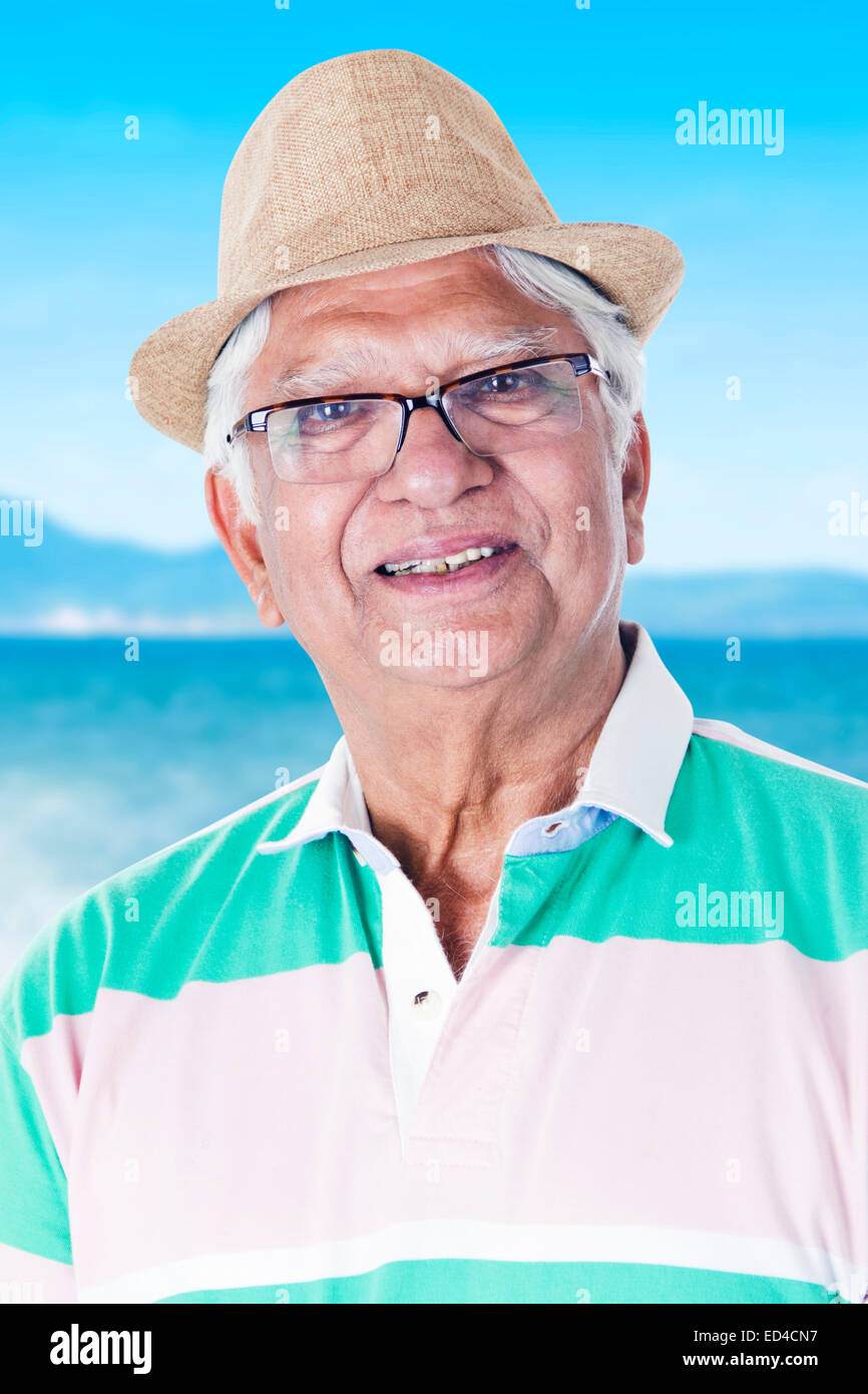 1 indische alte Mann Meer genießen Stockfoto