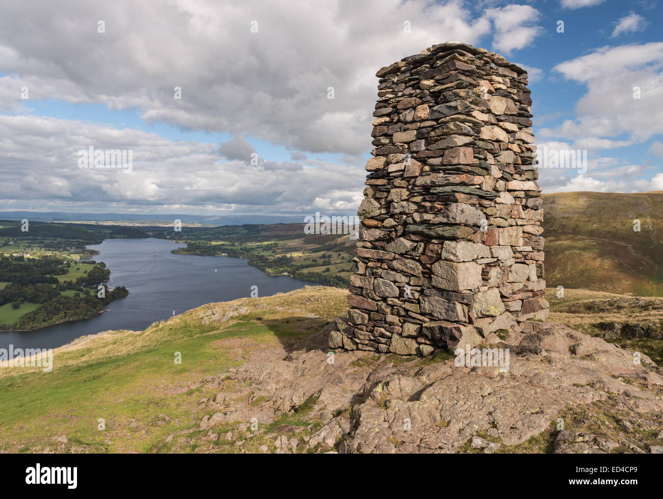 Gipfel-Leuchtturm auf Hallin fiel mit Blick auf Ullswater, englischen Lake District Stockfoto