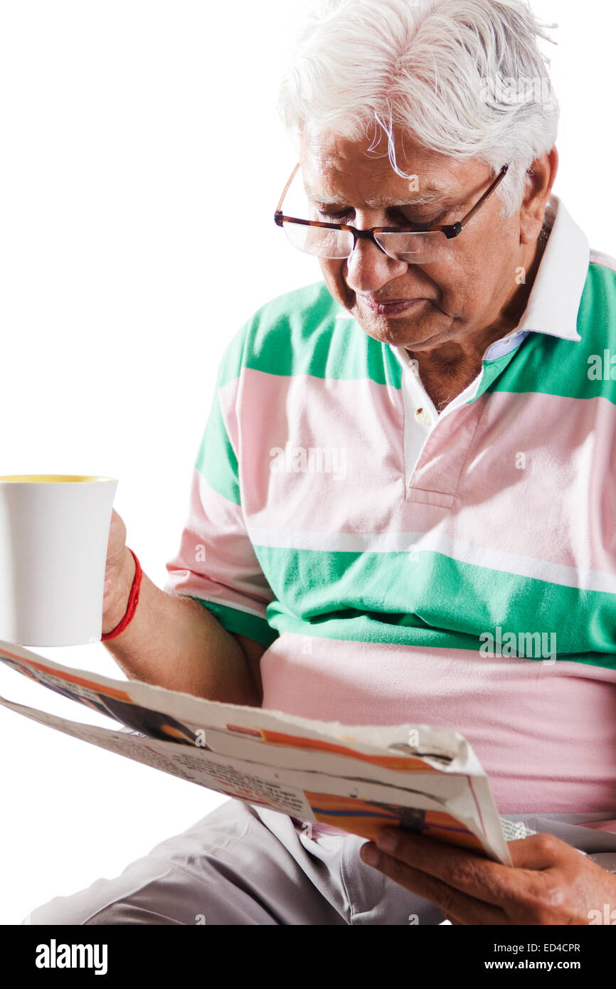 1 indische Greis Zeitungslektüre Stockfoto