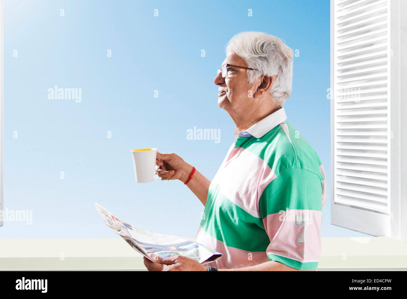 1 indische Greis Zeitungslektüre Stockfoto