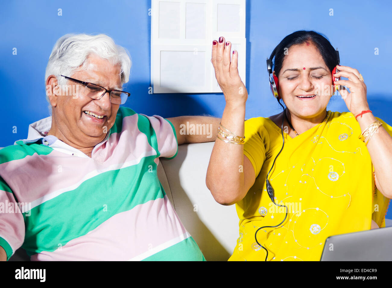 2 alte indische Ehepaar nach Hause Kopfhörer hören von Musik genießen Stockfoto