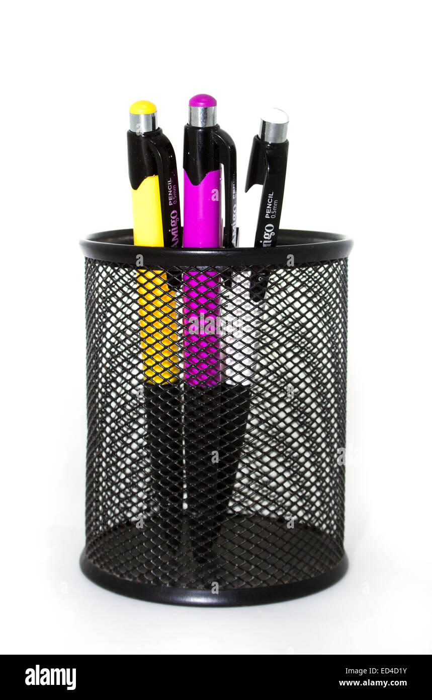 Kugelschreiber und Bleistifte Container isoliert auf weißem Hintergrund Stockfoto