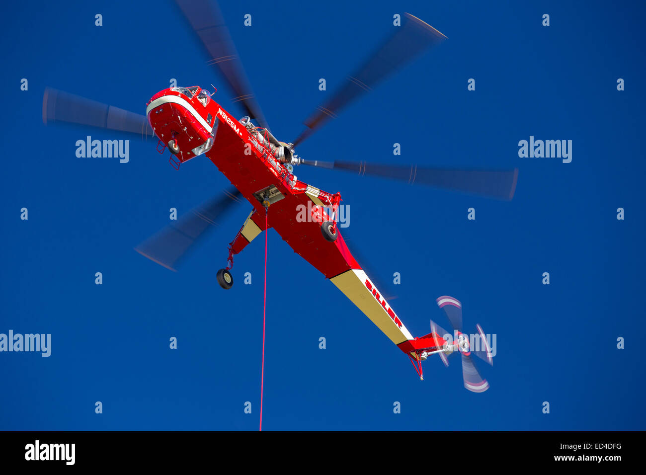 Ein Sky-Kran-Hubschrauber, der verwendet wurde, gegen den König Feuer im El Dorado Forest, Kalifornien, USA. Stockfoto