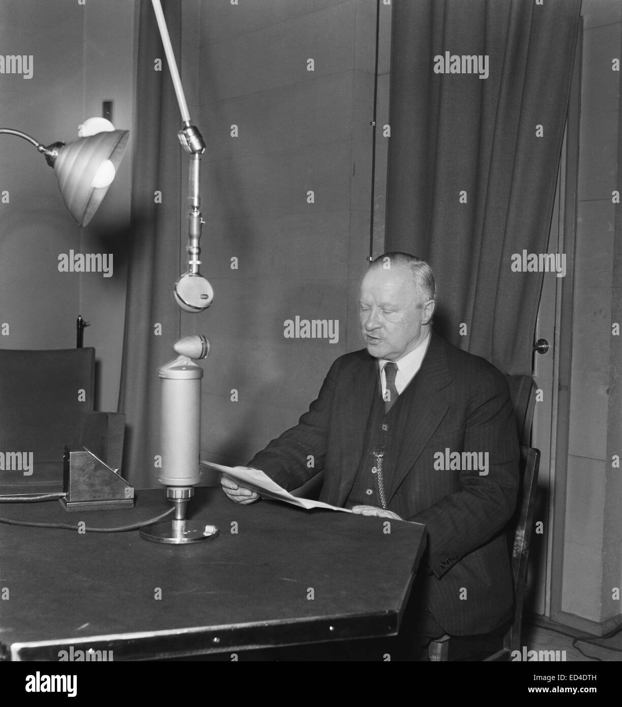 Dieser Titel scheint auf ein historisches Ereignis oder eine Rede zu verweisen, an der ein Außenminister beteiligt war und die sich wahrscheinlich im Winter an die Öffentlichkeit richtete. Das Thema betrifft die politische Kommunikation und das öffentliche Engagement eines Regierungsbeamten. Stockfoto