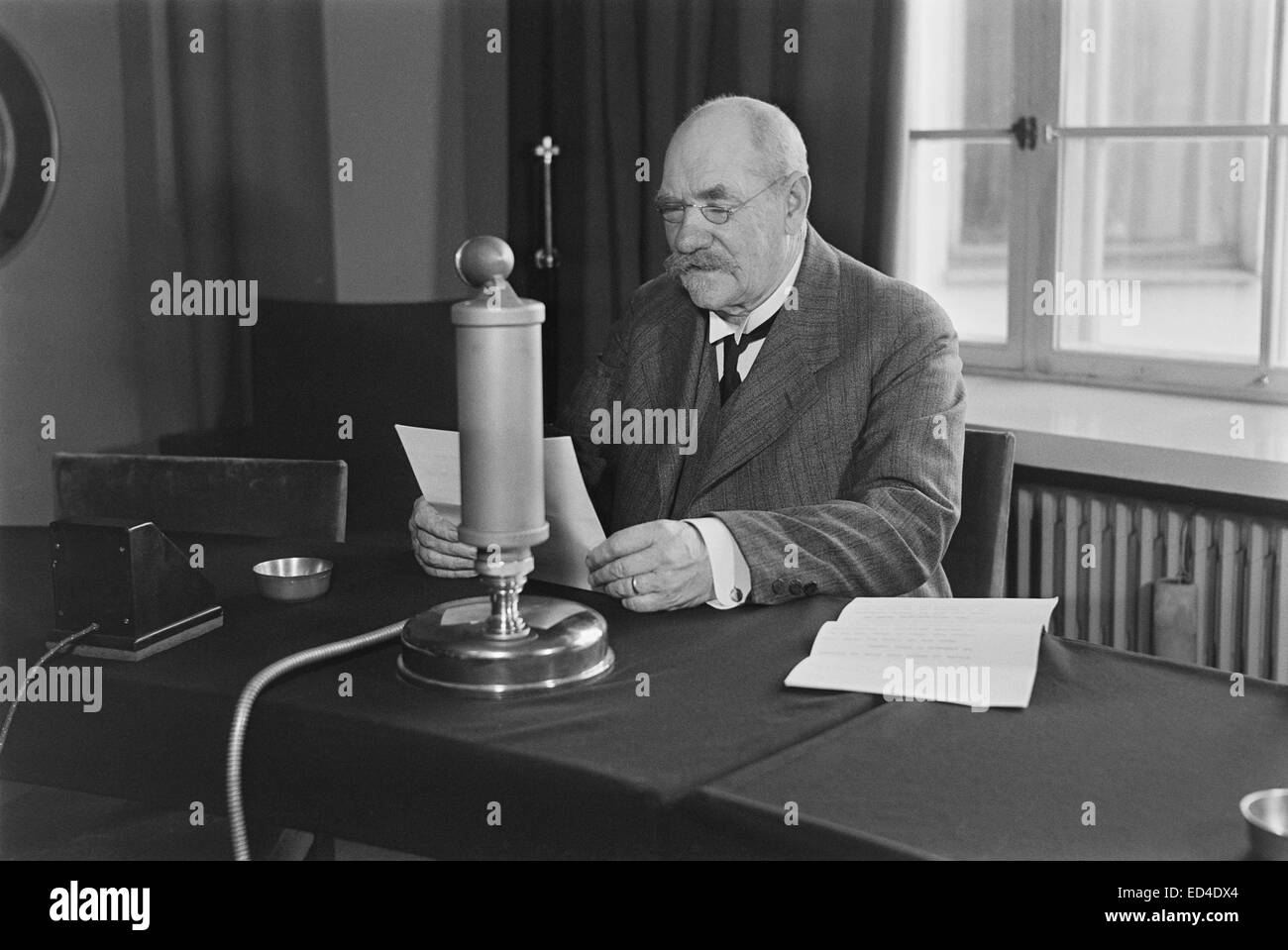 Präsident Pehr Evind Svinhufvud mit einer Radio-Rede zu Ehren des 10. Jahrestages der finnischen Rundfunkgesellschaft, 1936. Stockfoto