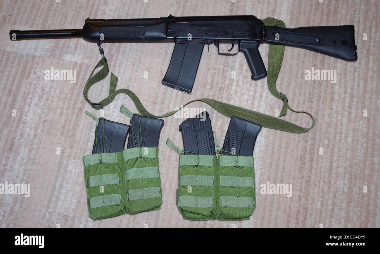 Russische halbautomatische Schrotflinte Saiga 12 K mit 5-Schuss-Magazin und freie 8-Schuss Magazine Stockfoto