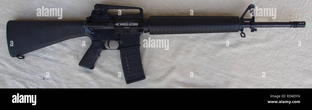 M16A2 Gewehr mit Kunststoff G-MAG 30-Schuss-Magazin Stockfoto