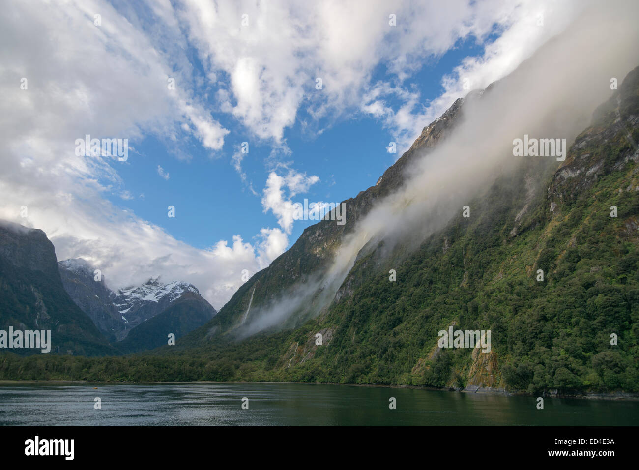 Eine spektakuläre frühmorgens Ansicht am Milford Sound, Neuseeland, zeigen die Pracht der Landschaft. Stockfoto