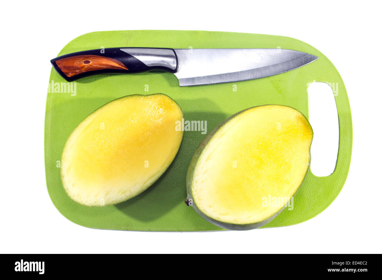 Mango-Frucht auf grüner Kunststoff-Grundplatte mit Messer isoliert auf weißem Hintergrund. Stockfoto