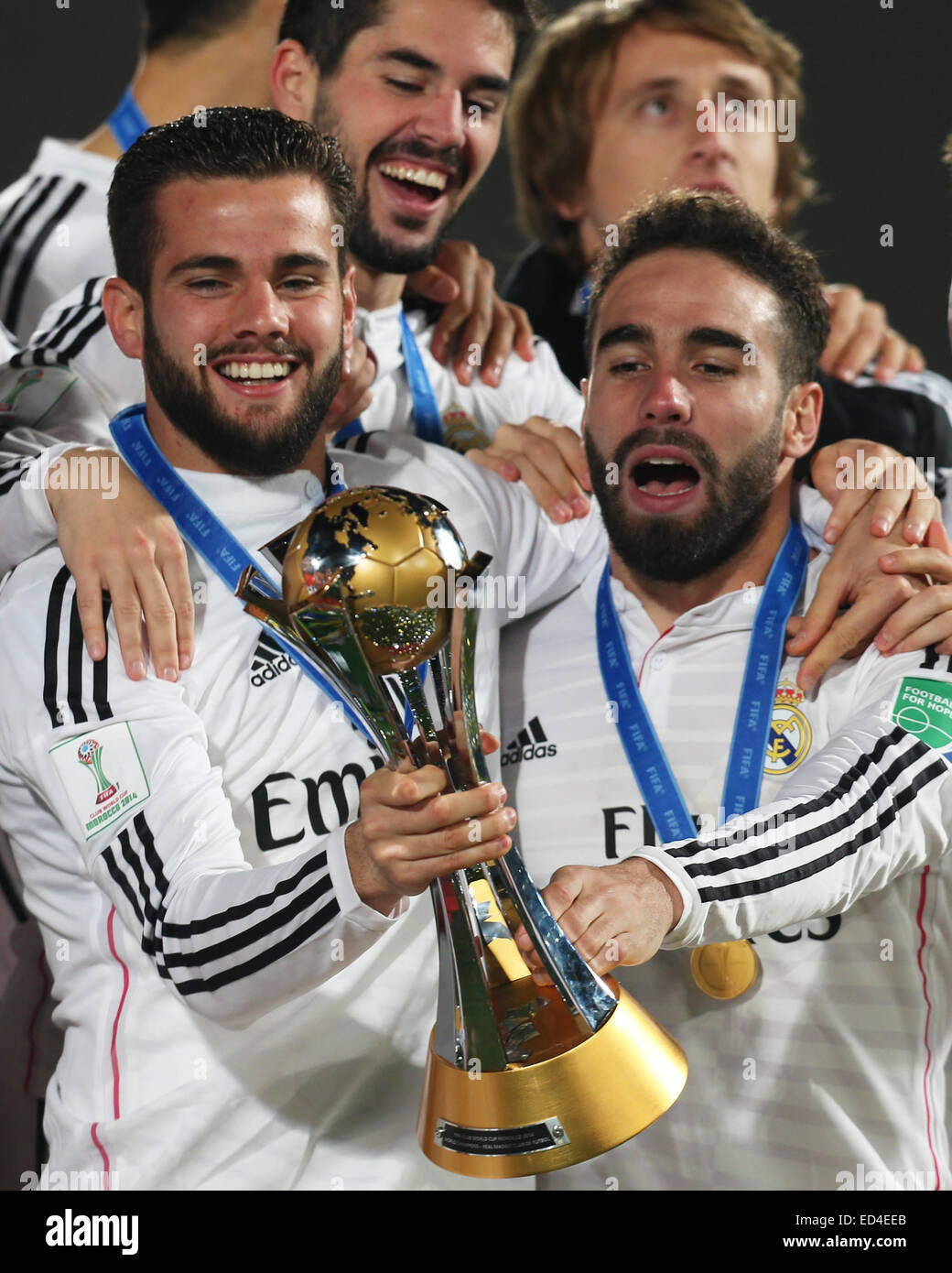 Marrakesch, Marokko. 20. Dezember 2014. FIFA-Weltpokal. Endgültige. Real Madrid gegen San Lorenzo. Real Madrid-Verteidiger Sergio Ramos (4) küsst die Trophäe nach dem endgültigen Sieg. © Aktion Plus Sport/Alamy Live-Nachrichten Stockfoto