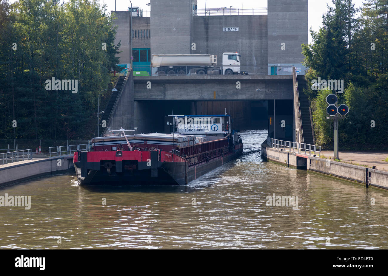 Kuhne Und Nagel Luftfracht Kahn Verlasst Eibach Schloss Am Rhein Main Donau Kanal In Der Nahe Von Nurnberg Deutschland Stockfotografie Alamy