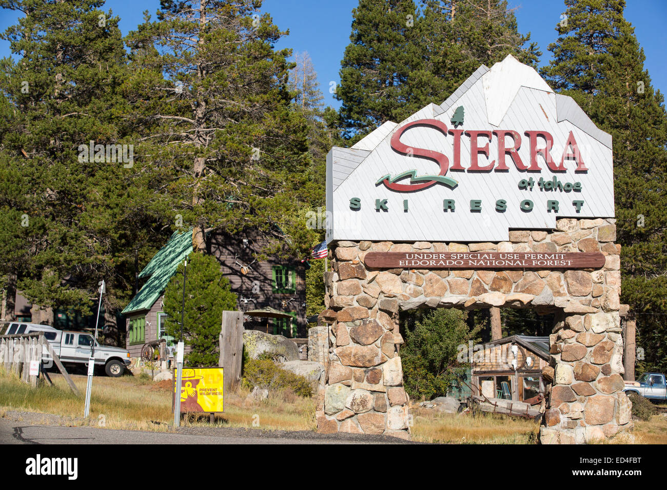 Die Berge der Sierra Nevada in der El Dorado National Forest, Kalifornien, USA. Klimawandel führte zu eine drastische Reduzierung der Schneedecke, die dazu beigetragen hat, um die vier Jahre lange Dürre zu fahren. Es ist auch die Ski-Industrie beeinflussen. Stockfoto