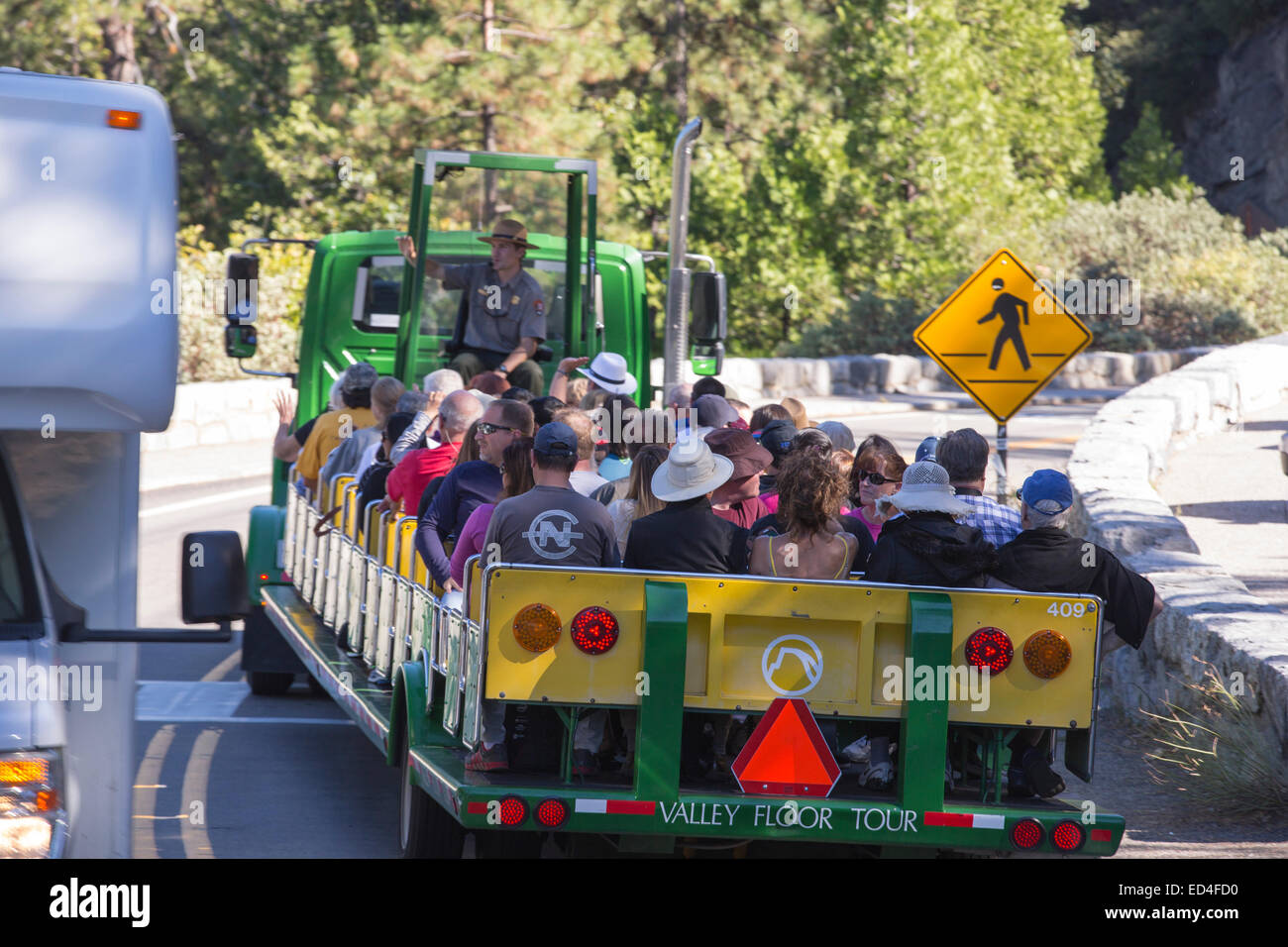 Touristen lassen Tunnel View, Yosemite-Nationalpark, Kalifornien, USA, auf einer geführten Tour. Stockfoto