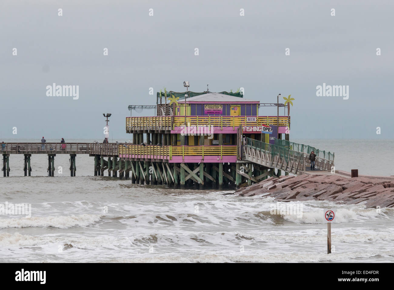 Großen Angelsteg in Galveston Bucht, mit Regen, Wind und Wellen. Stockfoto