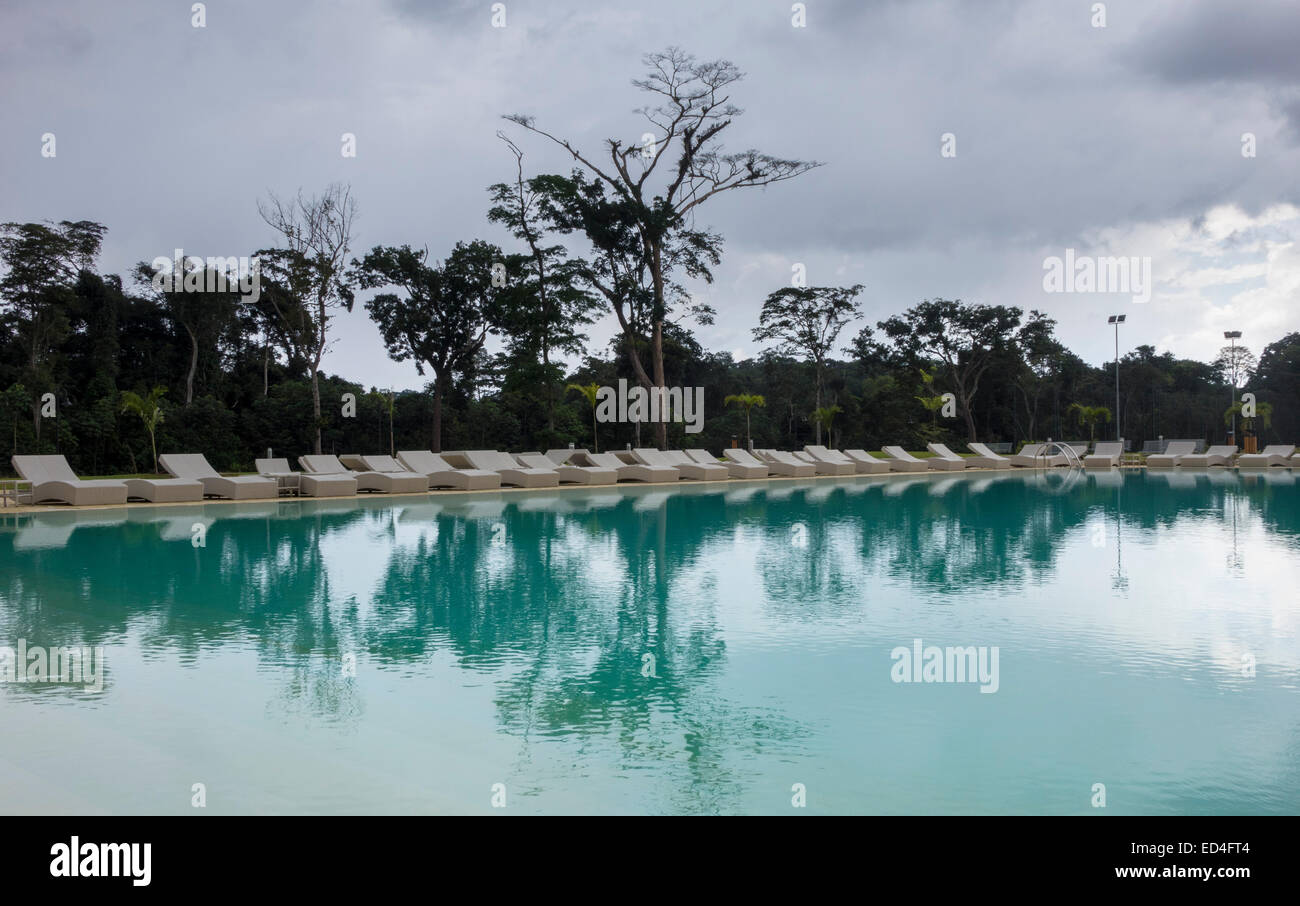 Schwimmbad im Grand Hotel Djibloho Kempinski in der neuen Hauptstadt, die in Oyala, Äquatorial-Guinea, Afrika gebaut wird Stockfoto