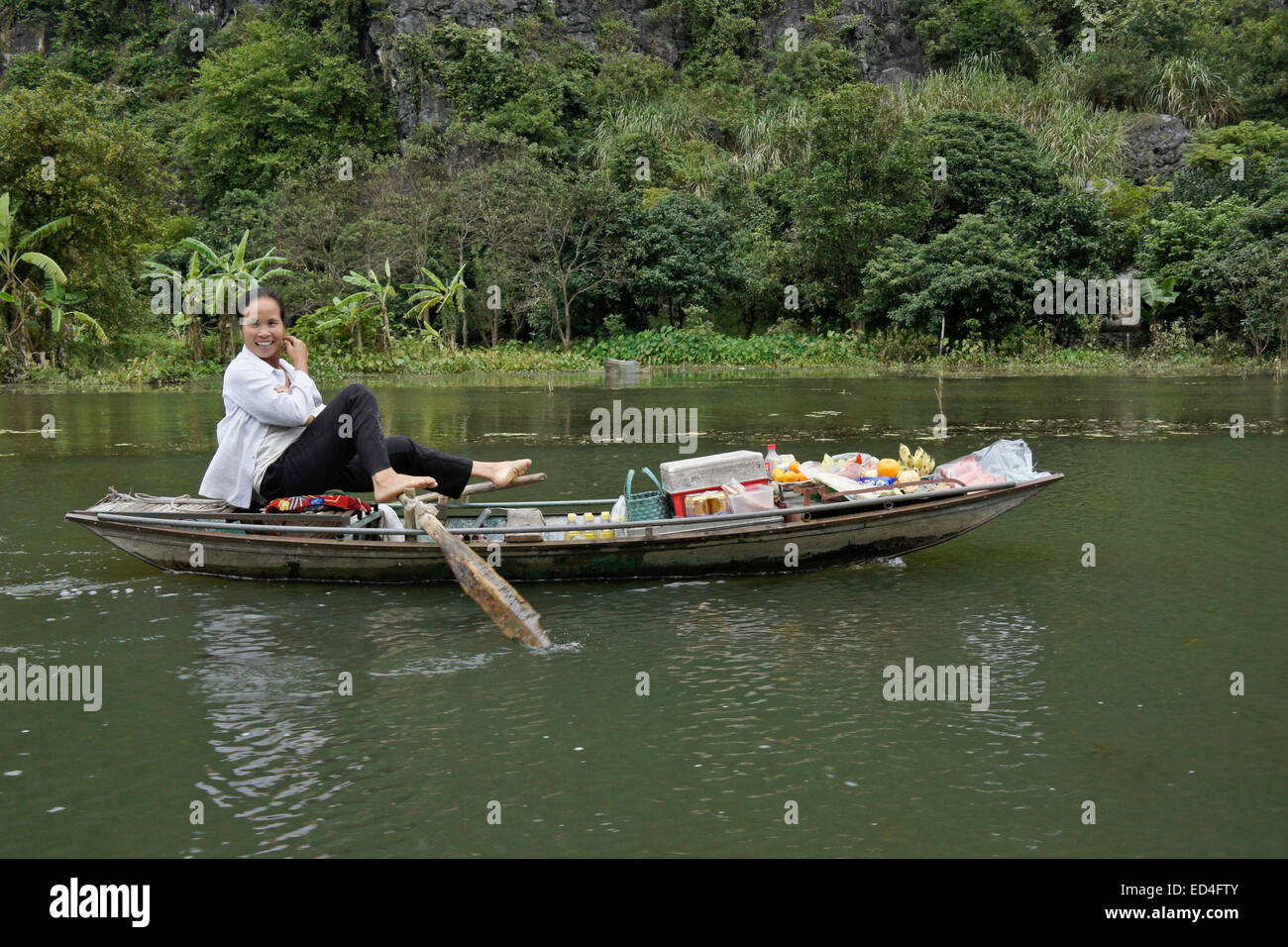 Frau Ruderboot mit Füßen, Ngo Dong River Tam Coc, Vietnam Stockfoto