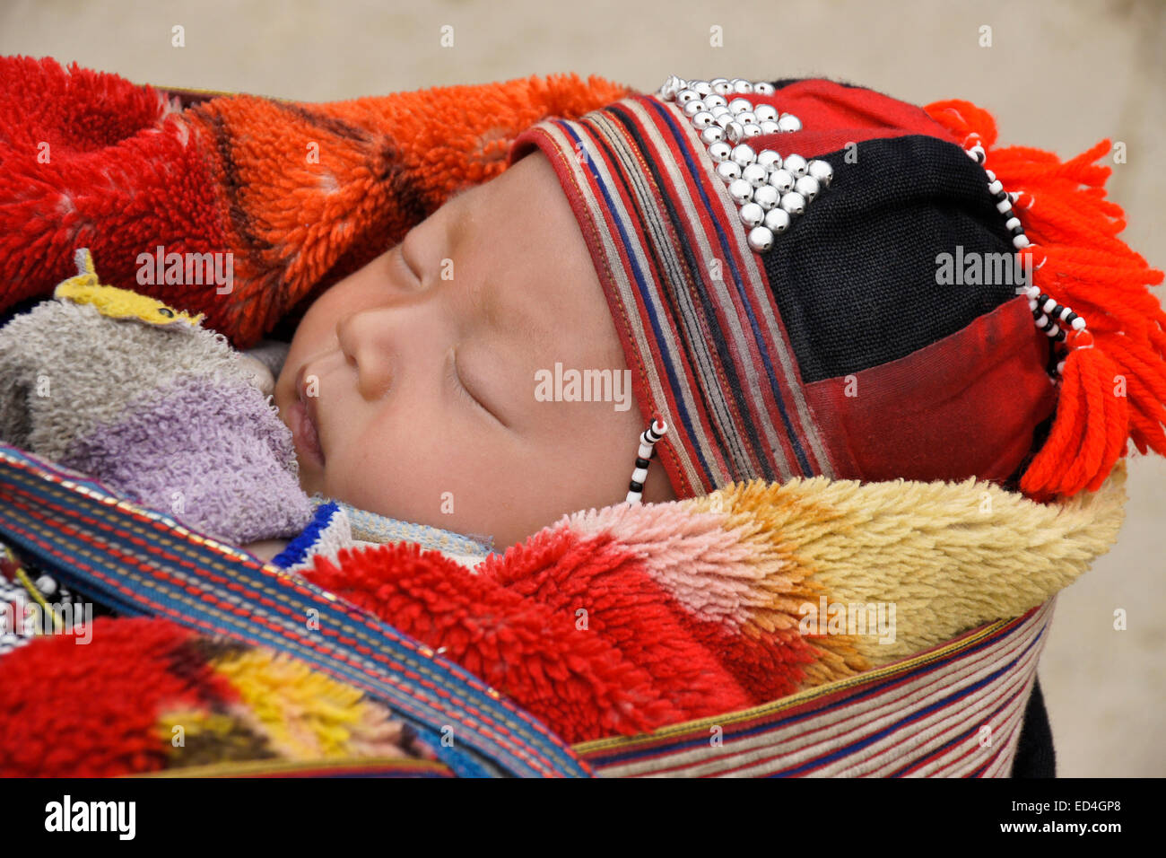 Baby von Red Dao ethnische Minderheit, Sapa (Sa Pa), Vietnam Stockfoto