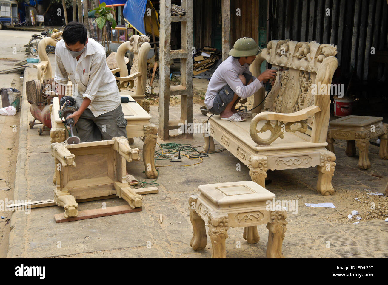 Handwerker, die Herstellung von Möbeln auf Straße, Bac Ha, Sapa (Sa Pa), Vietnam Stockfoto