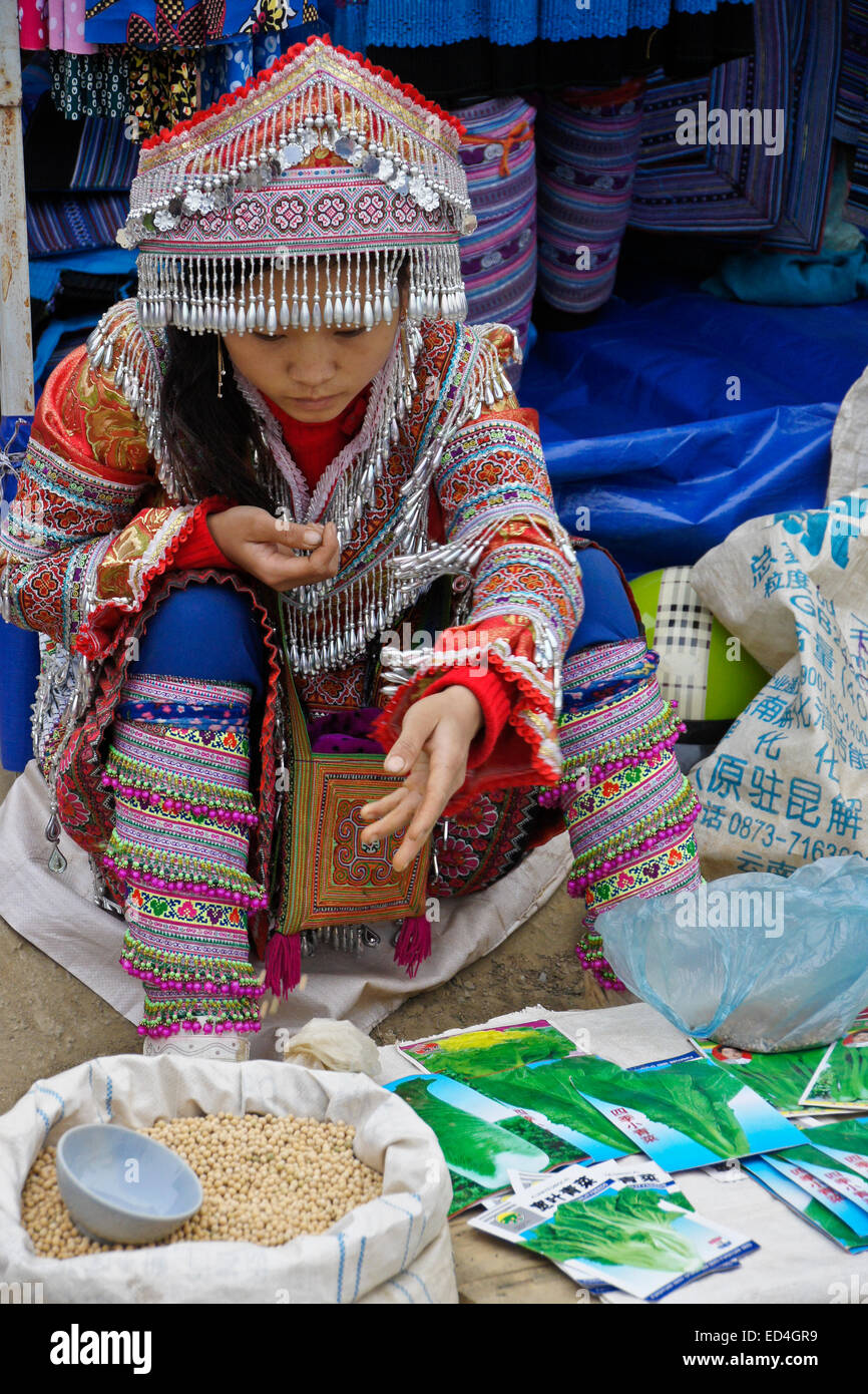 Hmong Blumenmädchen Verkauf von Samen am Sonntag Markt, Bac Ha, Sapa (Sa Pa), Vietnam Stockfoto