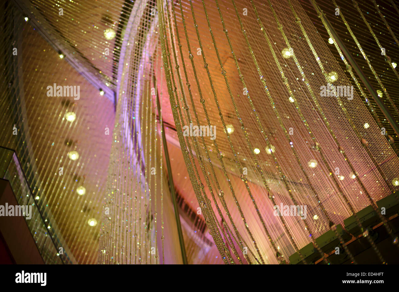 Ausgefallene Kronleuchter hängen von der Decke in einem high-End-Casino. Stockfoto