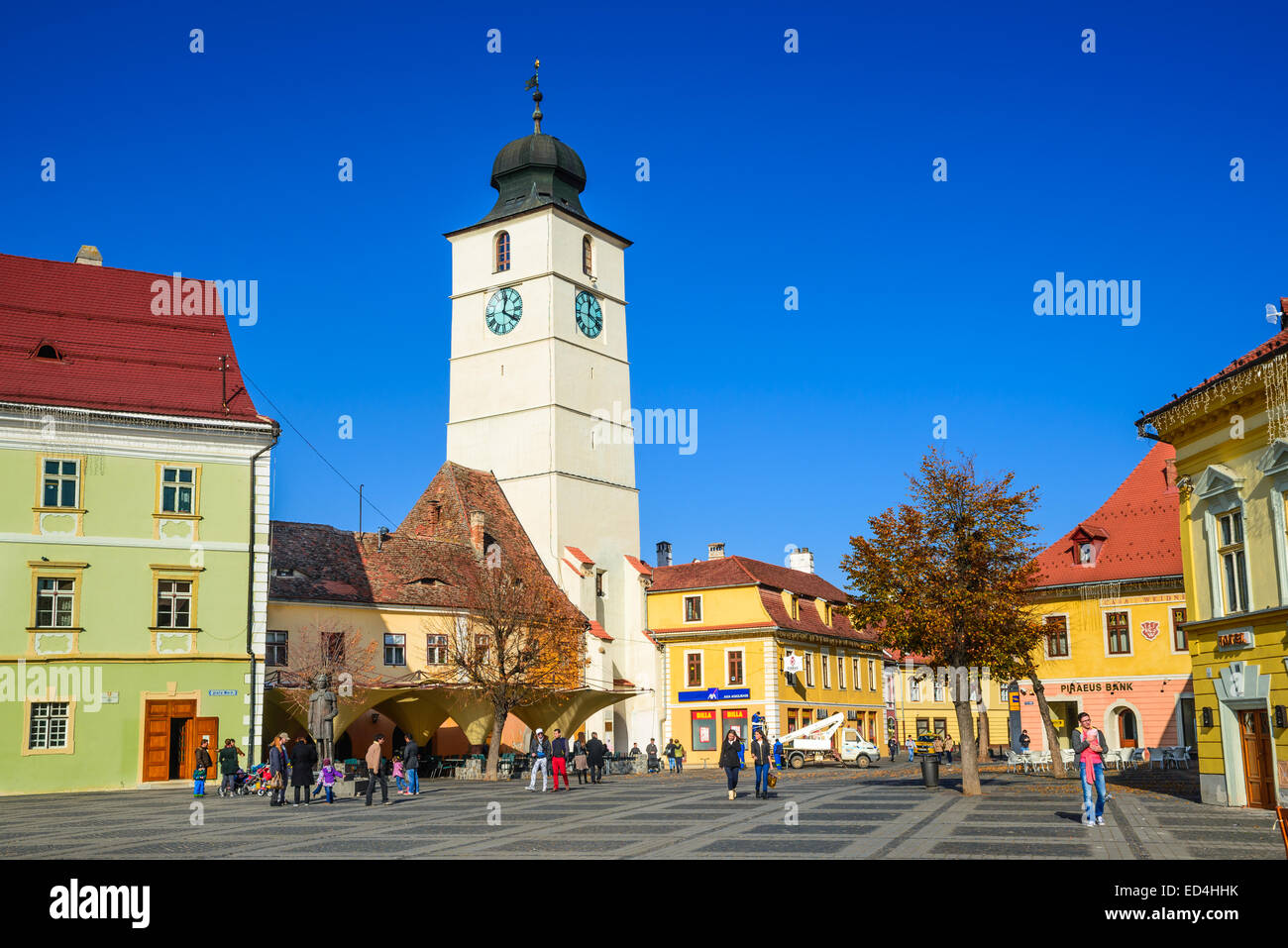 Sibiu, Rumänien. Touristen, die mittelalterliche Innenstadt von Sibiu mit Ratturm im großen Ring, Siebenbürgen in Rumänien. Stockfoto
