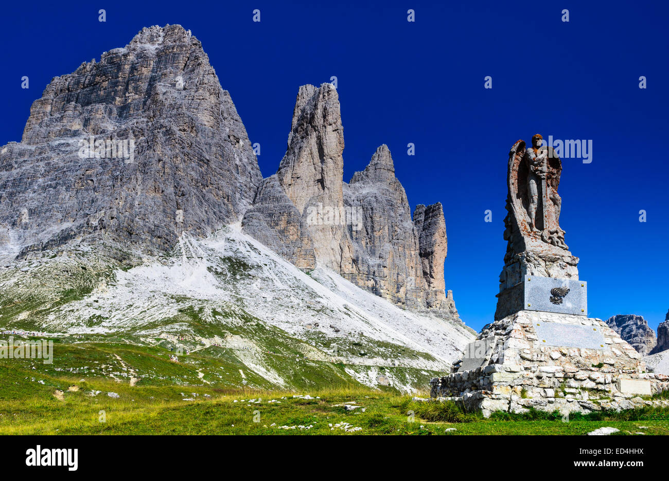 Blick auf den berühmten Tre Cime di Lavaredo, Drei Zinnen in den Dolomiten, eines der bekannteste Berg in den europäischen Alpen Stockfoto