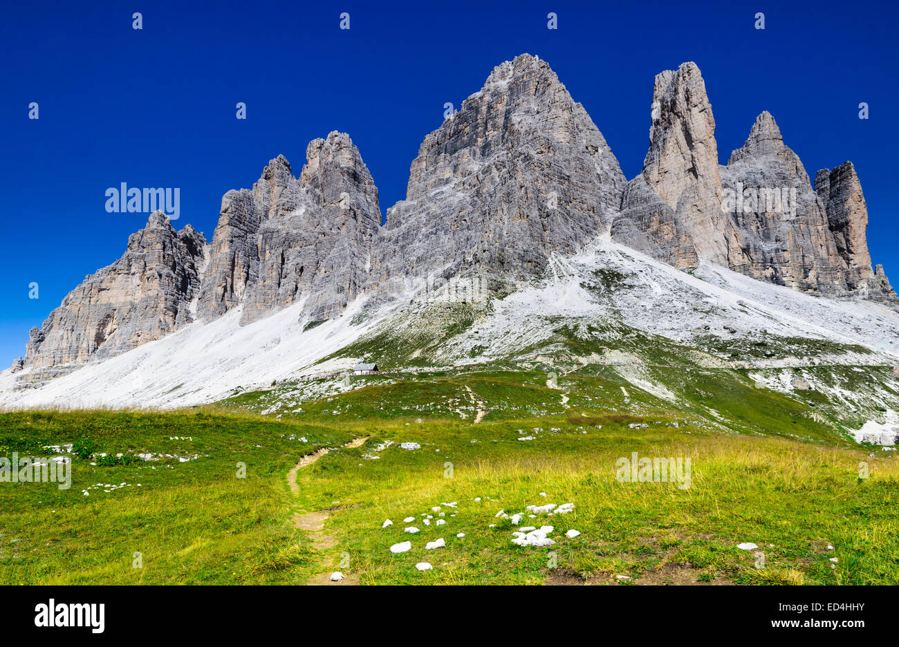 Berg In Den Ital. Alpen 8 Buchstaben Panoramalandschaft in den alpen mit bergen der dolomiten -Fotos und