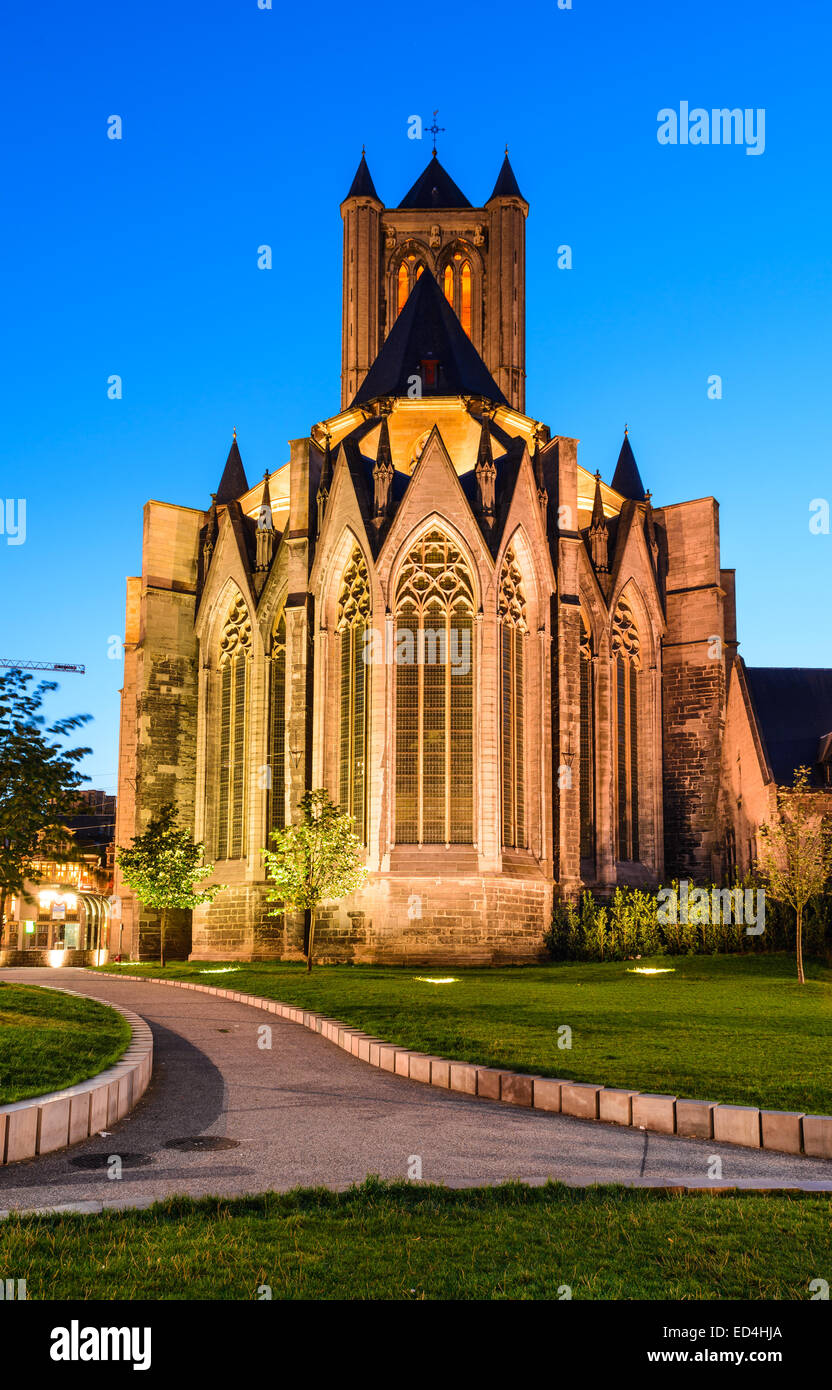 Nacht-Bild des Sankt-Nikolaus-Kirche und Glockenturm, einem berühmten Wahrzeichen von Gent, Gent in Flandern, Belgien. Stockfoto