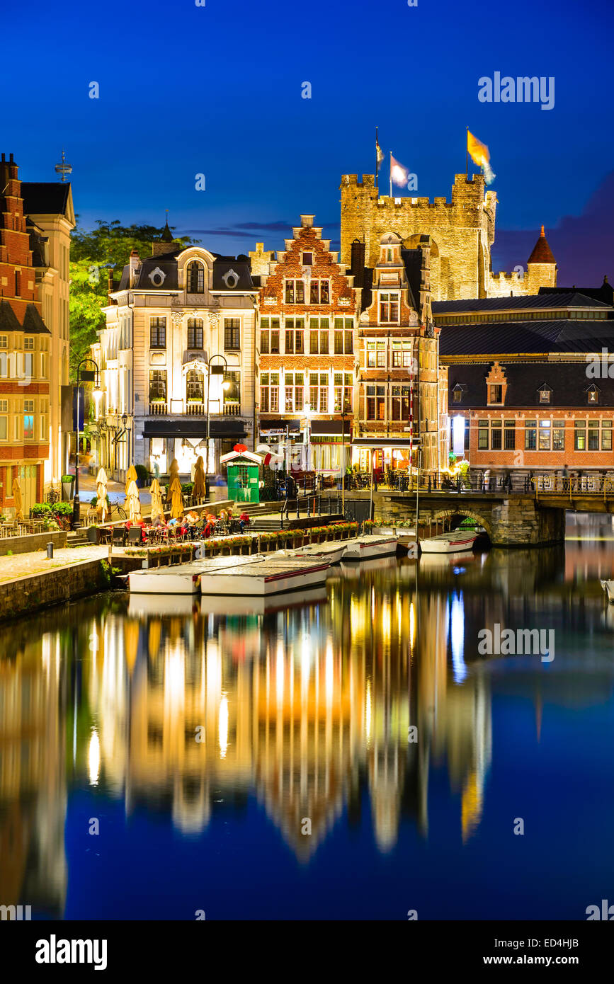 Gent, Belgien. Graslei Wasserkanal mit Reflexion Burg Gravensteen in Nacht, Flandern Stockfoto