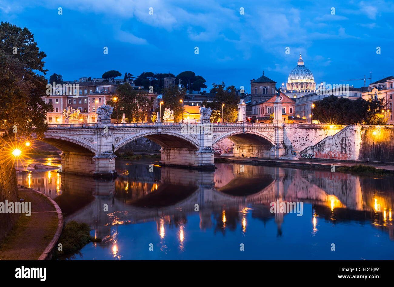 Abenddämmerung Bild mit Ponte Vittorio Emanuele II in Rom, Vatikanstadt Landschaft über des Flusses Tiber. Stockfoto