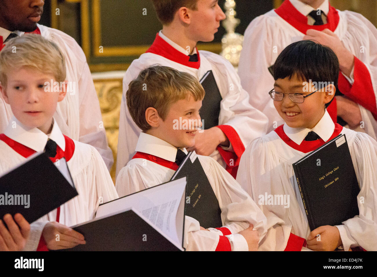 Kings College Cambridge Chor haben ihre Generalprobe vor der Aufnahme von A Festival of Nine Lessons and Carols Stockfoto