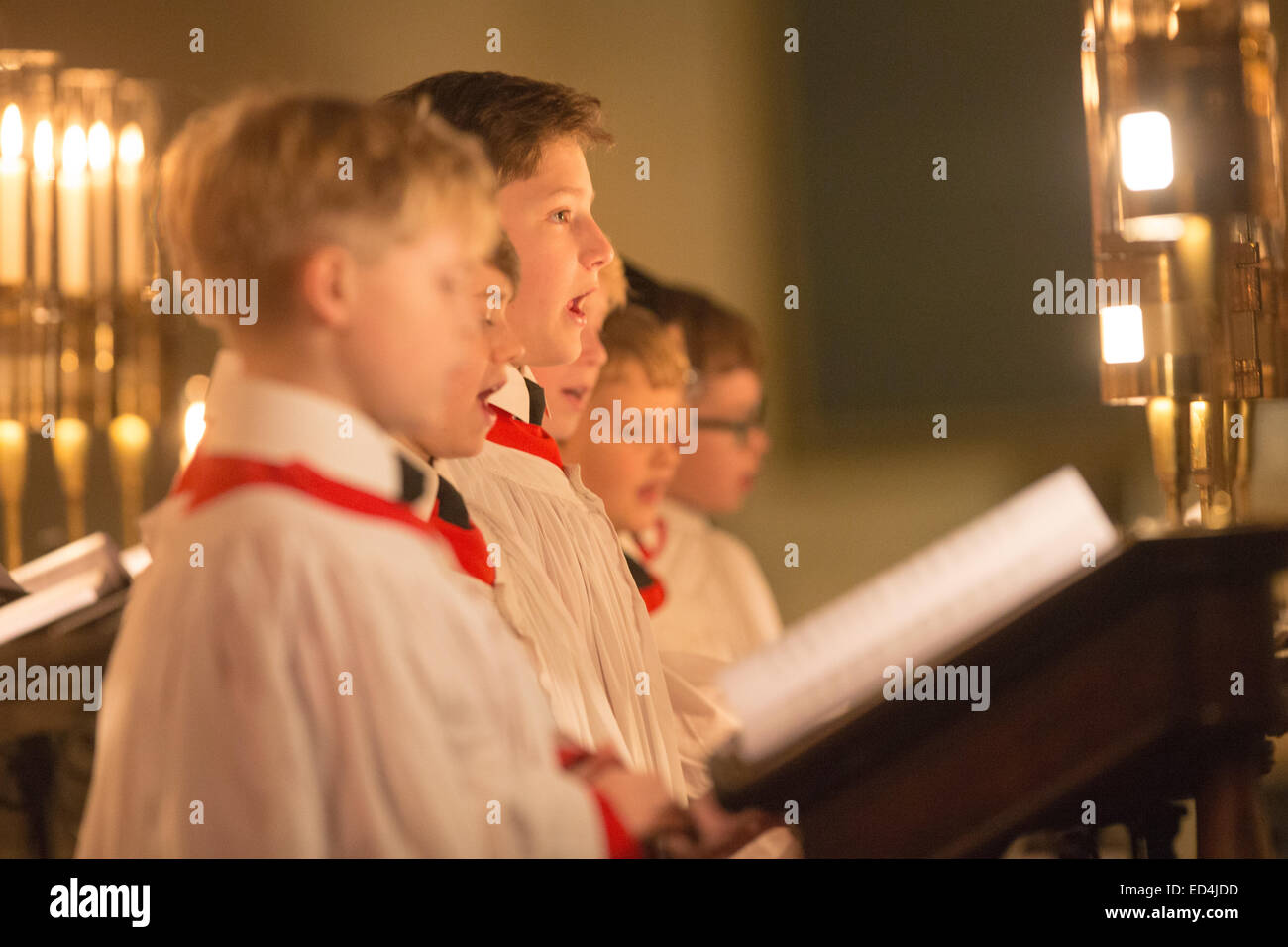 Kings College Cambridge Chor haben ihre Generalprobe vor der Aufnahme von A Festival of Nine Lessons and Carols Stockfoto