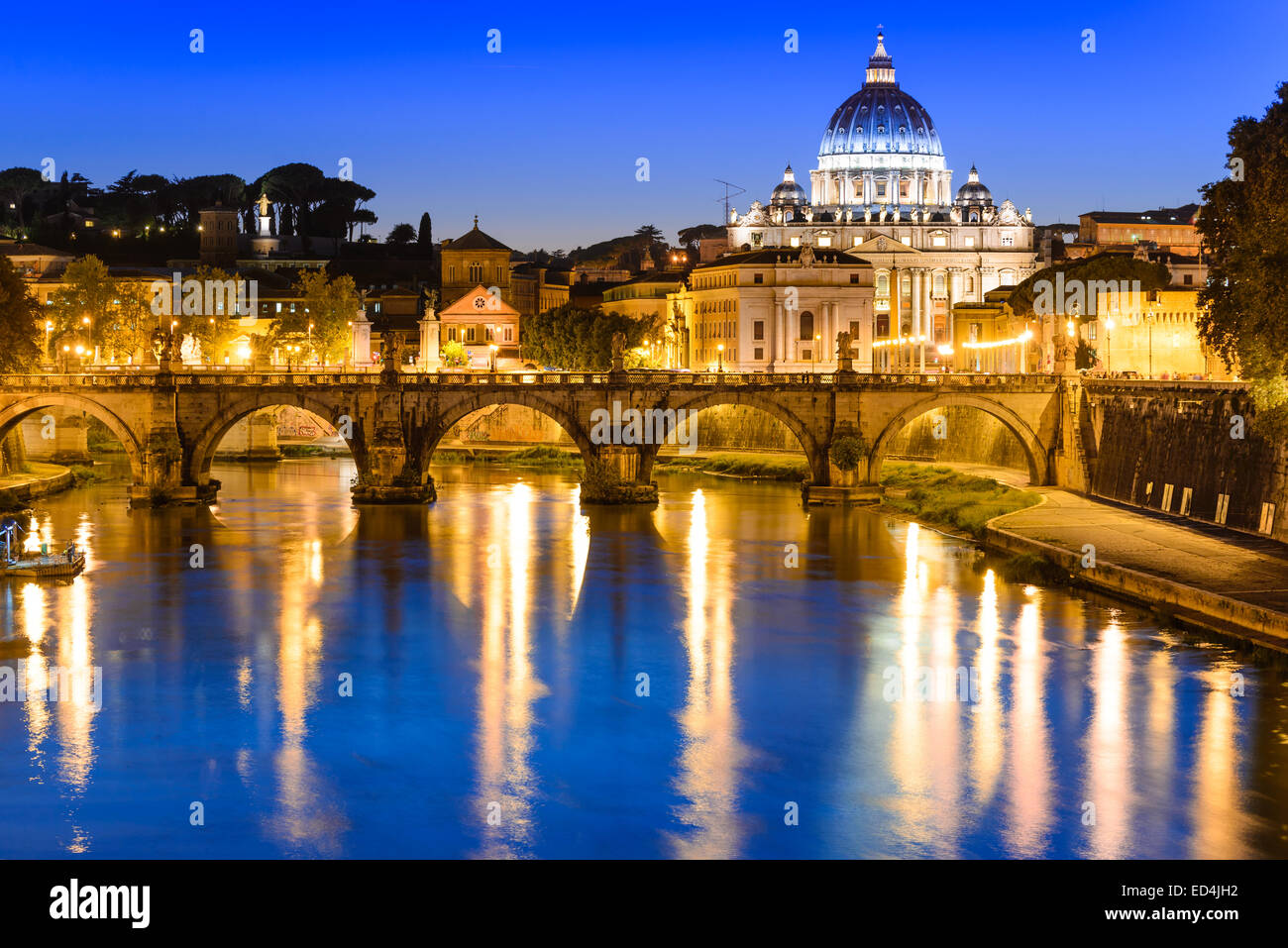 Rom, Italien. Nacht-Bild des Vatikan, Kuppel von San Pietro und Sant Angelo Brücke über den Fluss Tiber. Stockfoto