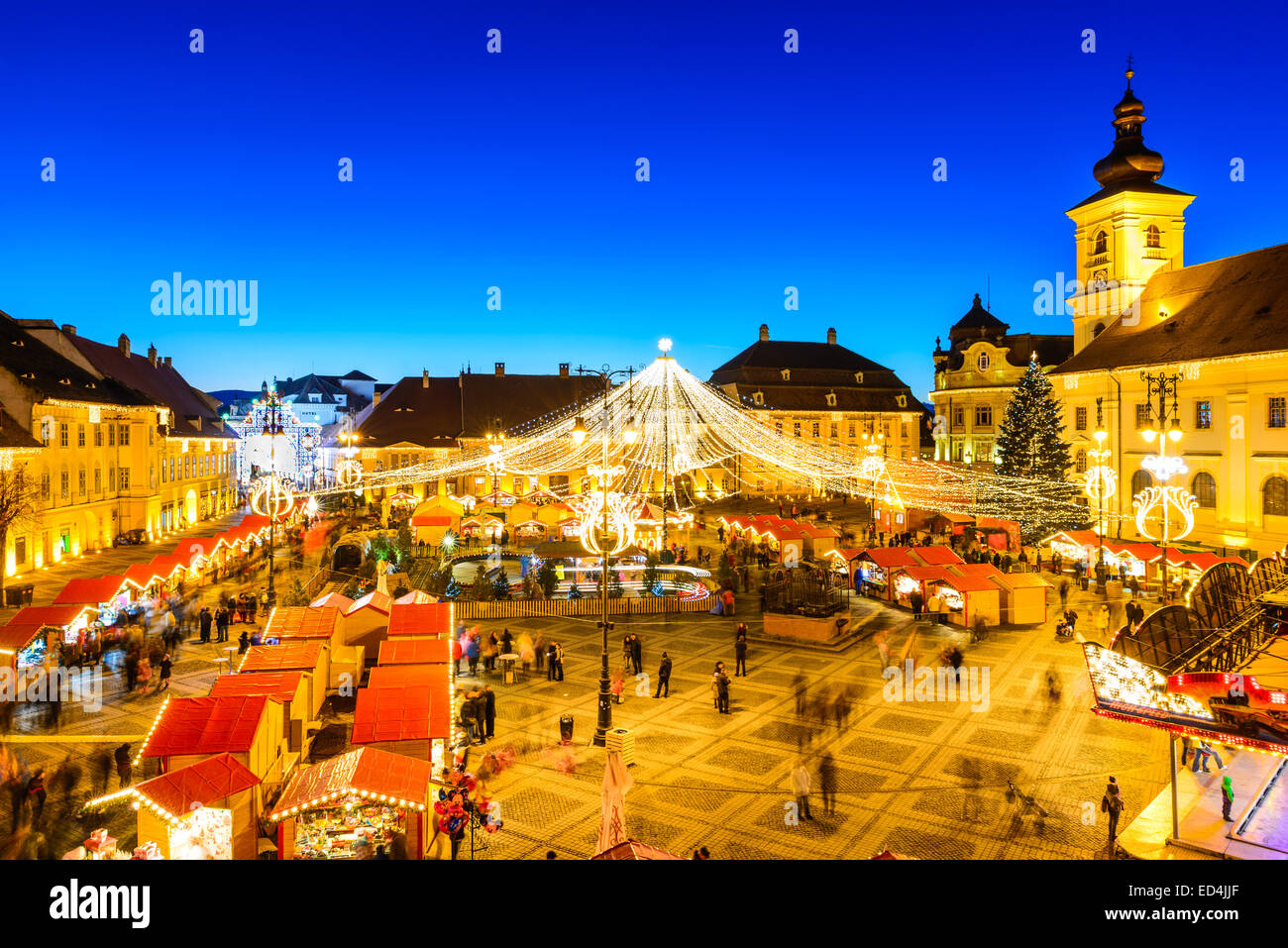 SIBIU, Rumänien - 20. Dezember 2014: Nacht-Bild mit Touristen am Weihnachtsmarkt im großen Markt der mittelalterlichen Stadt Sibiu, Transylvania Stockfoto