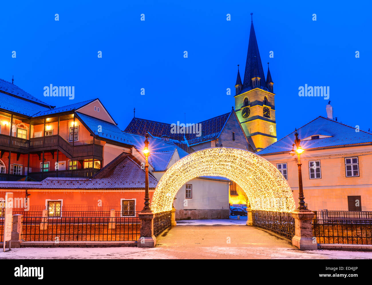Sibiu, Transylvania. Evangelische Kathedrale dominiert Lügenbrücke kleines Quadrat mit Huetplatz, mittelalterlichen sächsischen Cit verbinden Stockfoto