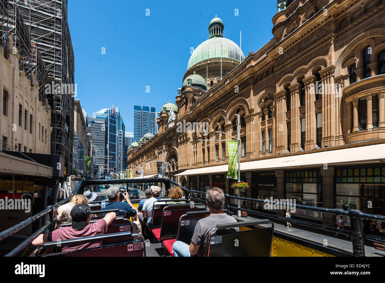 Hop-on / Hop-off-Busse sind eine gute Möglichkeit, zu besuchen und erkunden die Sehenswürdigkeiten in Sydney. Stockfoto