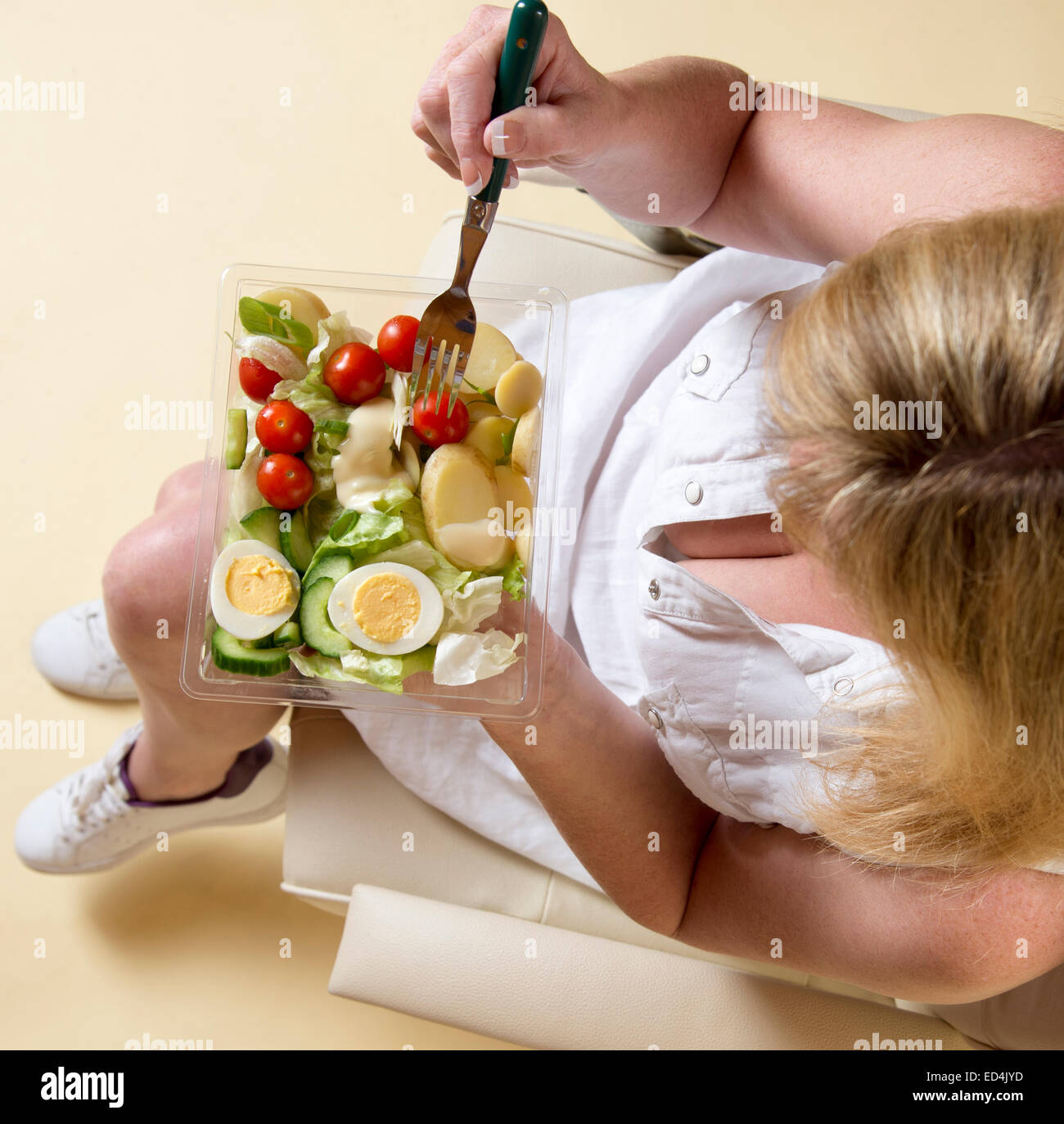 Frau, die ein gesundes Essen Konzept gemischter Salat essen Stockfoto