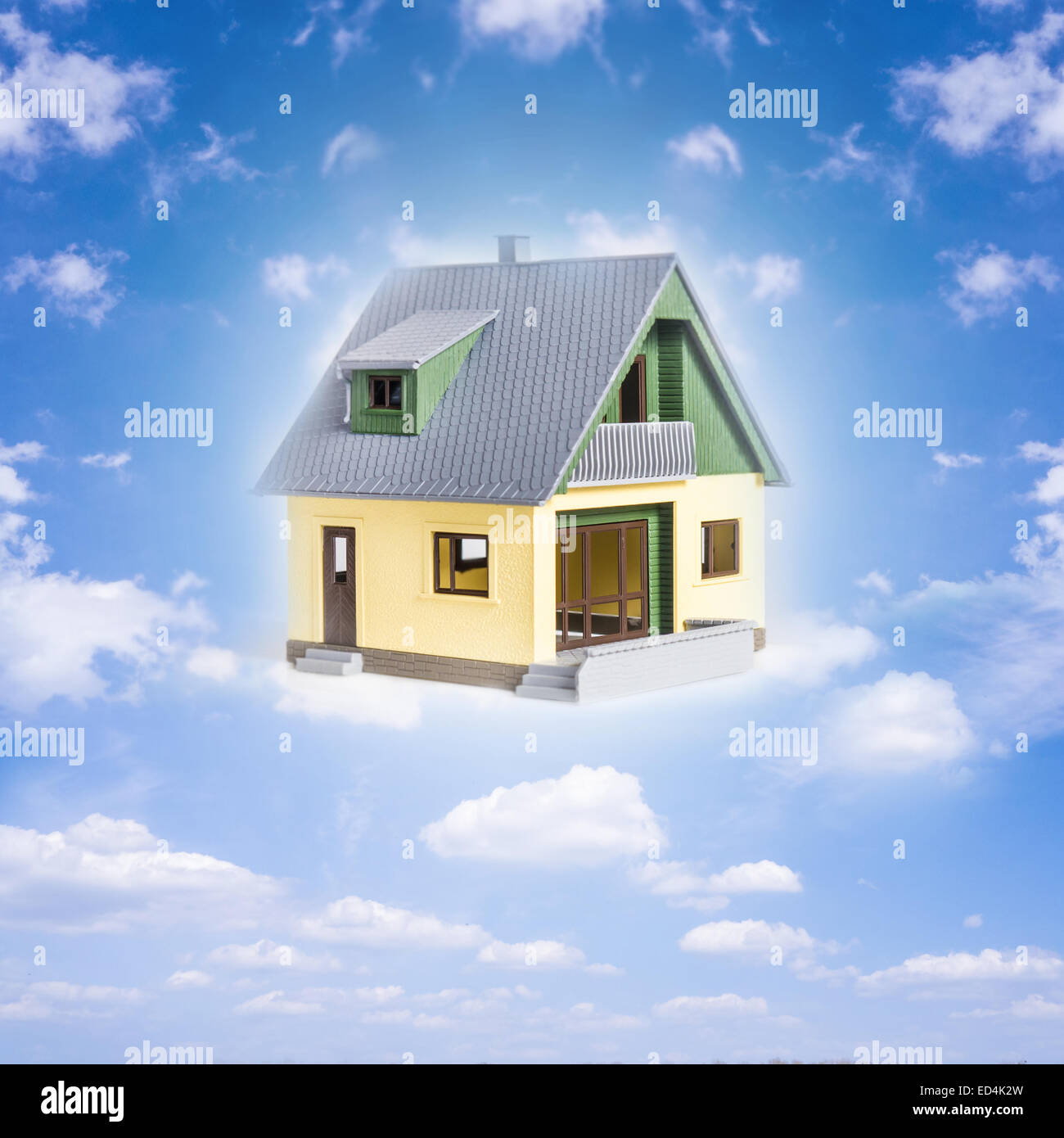 blauer Himmel mit Wolken und ein Haus (Traumhaus) Stockfoto